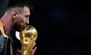 1765062257965-potret-peta-indonesia-yang-viral-saat-messi-pamer-trofi-juara-dunia-3_169