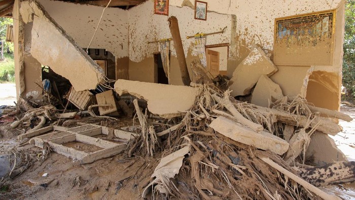 1765083860037-penampakan-sisa-terjangan-banjir-bandang-di-tapanuli-tengah-1764819468820_169