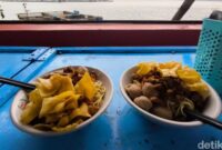 1765083864359-mi-ayam-abah-ule-di-tepian-waduk-darma-1765007166162_169