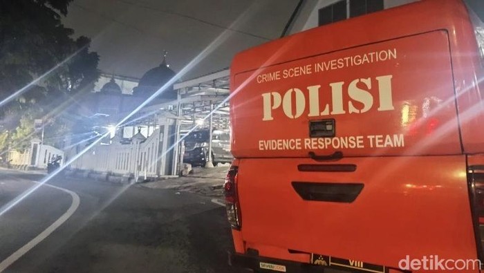 1765083866045-inafis-polres-sukabumi-kota-usai-membawa-jasad-korban-ke-rsud-syamsudin-sh-1765069842412_169