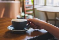 1765083869093-ilustrasi-minum-kopi-di-cafe-atau-kafe_169