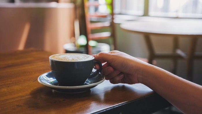 1765083869093-ilustrasi-minum-kopi-di-cafe-atau-kafe_169