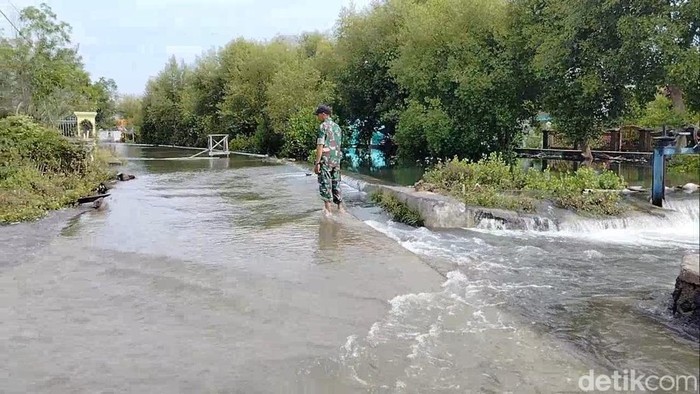 1765105476865-banjir-di-desa-mayangan-dan-legonkulon-subang-1764830327198_169