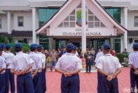 1765105487424-bupati-karawang-aep-syaepuloh-saat-melakukan-pelepasan-siswa-ke-barak-militer-1765087701116_169