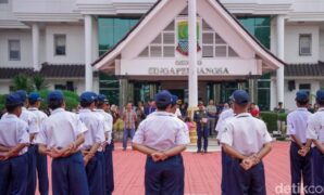 1765105487424-bupati-karawang-aep-syaepuloh-saat-melakukan-pelepasan-siswa-ke-barak-militer-1765087701116_169