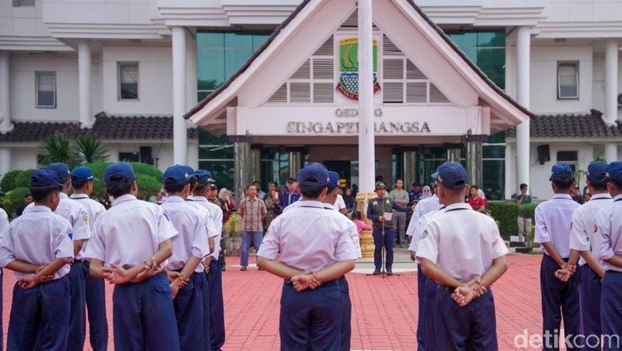 1765105487424-bupati-karawang-aep-syaepuloh-saat-melakukan-pelepasan-siswa-ke-barak-militer-1765087701116_169