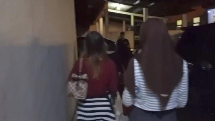 1765105490494-terduga-pelaku-perundungan-saat-diamankan-polisi-1765077887467_169