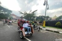 1765127064210-uji-coba-becak-listrik-usai-diserahkan-kepada-ratusan-tukang-becak-di-kabupaten-cirebon-1765110490587_169