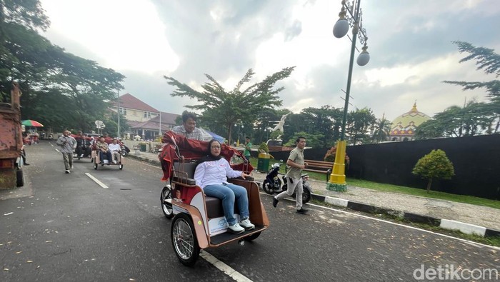 1765127064210-uji-coba-becak-listrik-usai-diserahkan-kepada-ratusan-tukang-becak-di-kabupaten-cirebon-1765110490587_169