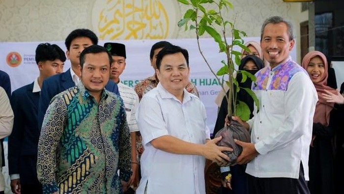 1765127067492-ketua-dprd-kota-bogor-adityawarman-adil-1765118868211_169