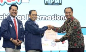 1765127070102-wali-kota-cimahi-ngatiyana-dan-wakil-wali-kota-cimahi-adhitia-yudisthira-saat-peringatan-hari-disabilitas-internasional-1765115883487_43