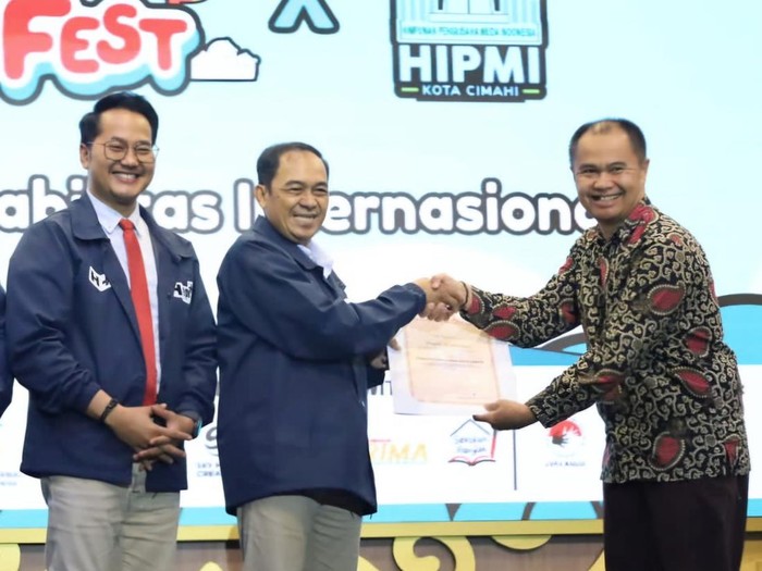 1765127070102-wali-kota-cimahi-ngatiyana-dan-wakil-wali-kota-cimahi-adhitia-yudisthira-saat-peringatan-hari-disabilitas-internasional-1765115883487_43