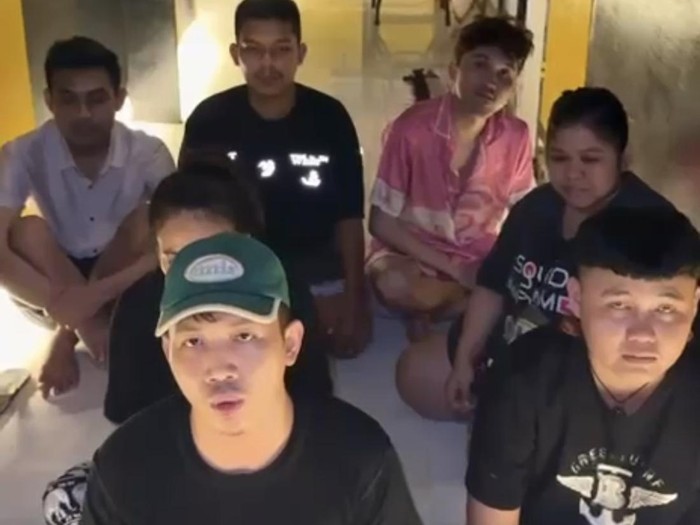 1765127070690-tangkapan-layar-video-dimas-saat-meminta-dipulangkan-dari-kamboja-1765098399268_43