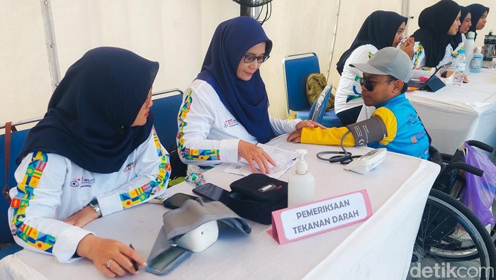 1765127074162-penyandang-disabilitas-memeriksakan-kesehatan-1765093264559_169