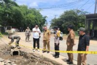 1765191854897-ipeck-dan-dinas-pupr-kabupaten-bandung-saat-menyegel-pengerjaan-proyek-oleh-pt-pembudi-alam-lestari-pal-dan-sanctuary-yang-did-1765190380398_169