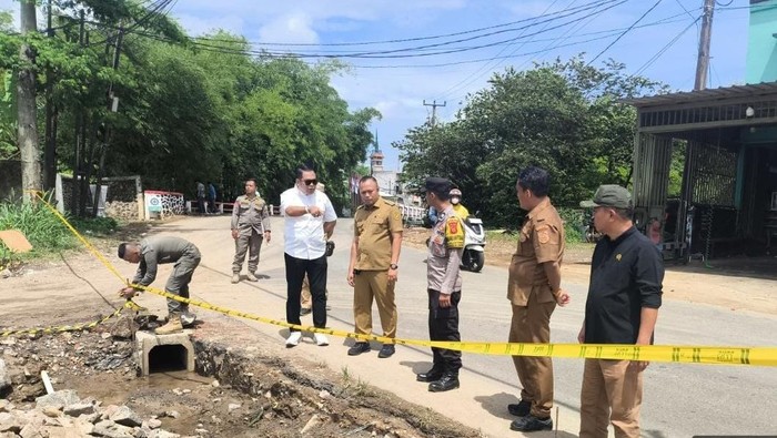 1765191854897-ipeck-dan-dinas-pupr-kabupaten-bandung-saat-menyegel-pengerjaan-proyek-oleh-pt-pembudi-alam-lestari-pal-dan-sanctuary-yang-did-1765190380398_169