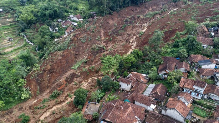 1765191861547-arjasari-bandung-tertimbun-longsor-3-warga-dalam-pencarian-1765014100019_169