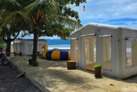 1765191862140-penampakan-tenda-inflatable-balon-yang-berdiri-di-atas-dek-kayu-di-kawasan-pesisir-citepus-kepala-desa-citepus-mengaku-kecolon-1765175460113_169