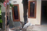 1765191863221-kondisi-rumah-retak-terbelah-akibat-longsor-di-desa-jagabaya-kecamatan-panawnagan-kabupaten-ciamis-1765176209658_169