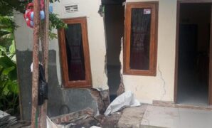 1765191863221-kondisi-rumah-retak-terbelah-akibat-longsor-di-desa-jagabaya-kecamatan-panawnagan-kabupaten-ciamis-1765176209658_169