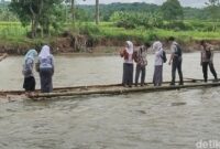 1765213476556-siswa-di-pelosok-cianjur-naikin-rakit-untuk-seberangi-sungai-cibuni-yang-berarus-deras-1765197990759_169