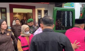 1765213478548-dua-tersangka-kasus-korupsi-retribusi-tempat-wisata-di-kota-sukabumi-1765202665743_169