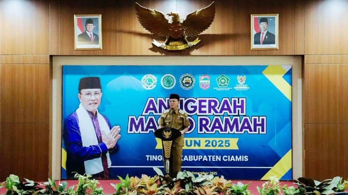 1765213484188-bupati-ciamis-herdiat-sunarya-menyerahkan-anugerah-masjid-ramah-2025-1765177481455_169