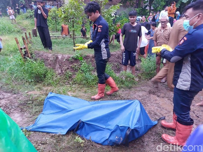 1765213485120-kondisi-mayat-yang-mengapung-di-sungai-kedungpane-cirebon-1765196228632_43