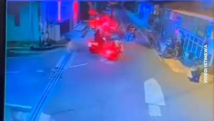 1765256664561-aksi-meresahkan-gerombolan-bermotor-bersenjata-tajam-di-cimahi-1765252113558_169