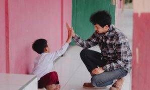 1765256667049-founder-gerakan-mengajar-desa-gardian-muhammad-abdullah-kunjungi-salah-satu-sekolah-rusak-di-pelosok-cianjur-1765116293814_43