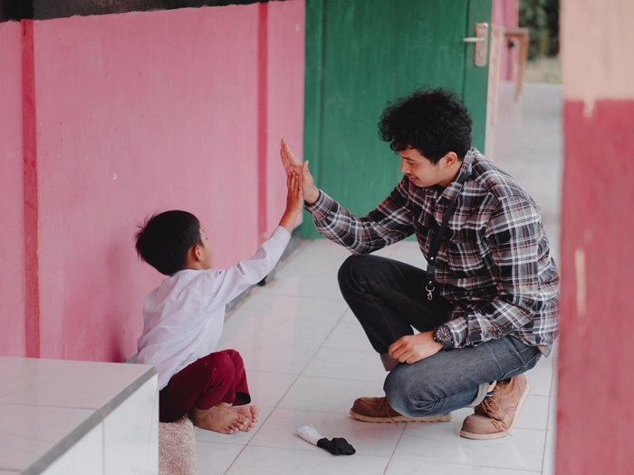 1765256667049-founder-gerakan-mengajar-desa-gardian-muhammad-abdullah-kunjungi-salah-satu-sekolah-rusak-di-pelosok-cianjur-1765116293814_43