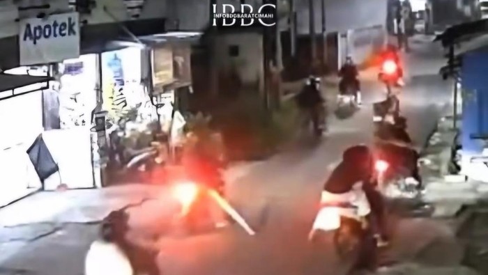 1765256670809-tangkapan-layar-penyerangan-gerombolan-bermotor-di-kbb-1765176908537_169