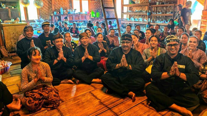 1765256678212-asep-japar-di-wilayah-kasepuhan-adat-yang-menjadi-bagian-keistimewaan-kawasan-geopark-ciletuh-palabuhanratu-1765186614432_169