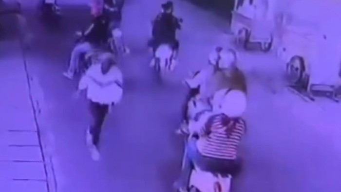 1765278254690-tangkapan-layar-kelompok-motor-serang-rumah-warga-di-cimahi-1765277030055_169