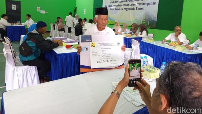 1765278261614-mbah-sugito-penerima-ugr-tol-1765269027033_169