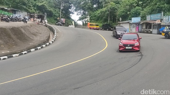 1765299844268-jalur-puncak-salah-satu-titik-rawan-bencana-di-cianjur-1765273890822_169