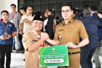 1765299852381-wakil-bupati-sumedang-fajar-aldila-saat-menyerahkan-bantuan-ke-sekda-jabar-herman-suryatman-untuk-korban-bencana-alam-sumatera-1765281612554_169