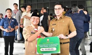 1765299852381-wakil-bupati-sumedang-fajar-aldila-saat-menyerahkan-bantuan-ke-sekda-jabar-herman-suryatman-untuk-korban-bencana-alam-sumatera-1765281612554_169