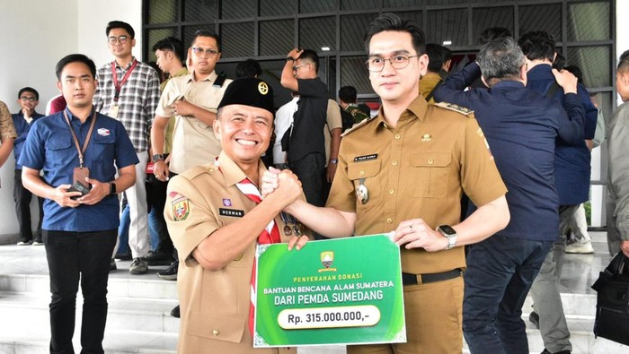 1765299852381-wakil-bupati-sumedang-fajar-aldila-saat-menyerahkan-bantuan-ke-sekda-jabar-herman-suryatman-untuk-korban-bencana-alam-sumatera-1765281612554_169