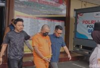 1765299862594-polisi-saat-menggelandang-pelaku-pemalsuan-tepung-terigu-di-tasikmalaya-1765262526368_169