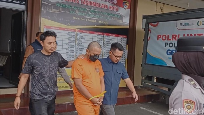 1765299862594-polisi-saat-menggelandang-pelaku-pemalsuan-tepung-terigu-di-tasikmalaya-1765262526368_169