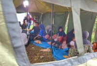 1765299864172-suasana-posko-pengungsi-longsor-lereng-gunung-sinapeul-1765280352061_169