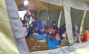 1765299864172-suasana-posko-pengungsi-longsor-lereng-gunung-sinapeul-1765280352061_169