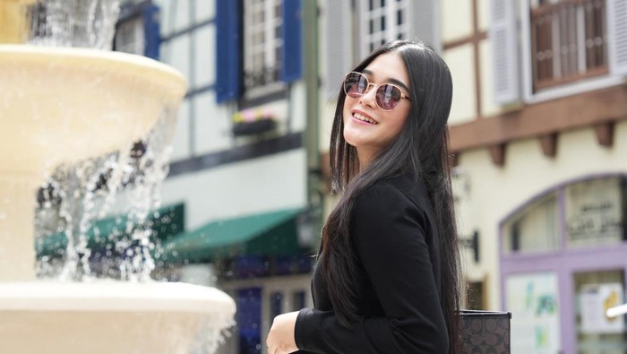 1765321450557-penyanyi-bandung-putri-jasmin-1765291079409_169