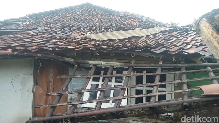 1765343068263-angin-puting-beliung-di-subang-1765260423933_169