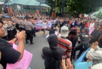 1765364659238-suasana-demontrasi-di-depan-kantor-tngc-kuningan-rabu-10122025-1765360931676_169