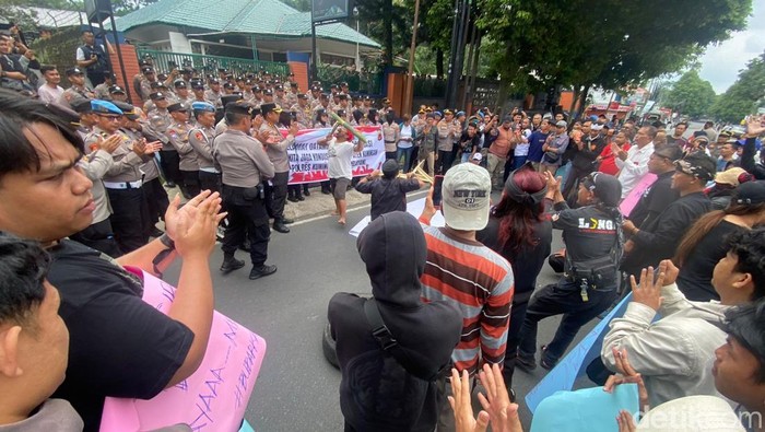 1765364659238-suasana-demontrasi-di-depan-kantor-tngc-kuningan-rabu-10122025-1765360931676_169