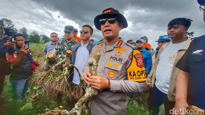 1765364661092-kapolresta-bandung-kombes-aldi-subartono-saat-wawancara-bersama-awak-media-di-mapolresta-bandung-jalan-bhayangkara-soreang-rab-1765360561694_169