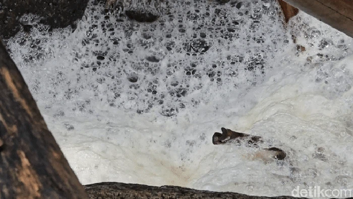 1765364662384-air-berbusa-keluar-dari-gorong-gorong-di-pantai-cipatuguran-palabuhanratu-1763812723287_169