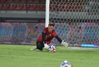 1765364664527-kiper-persib-bandung-adam-przybek-1759030581037_169